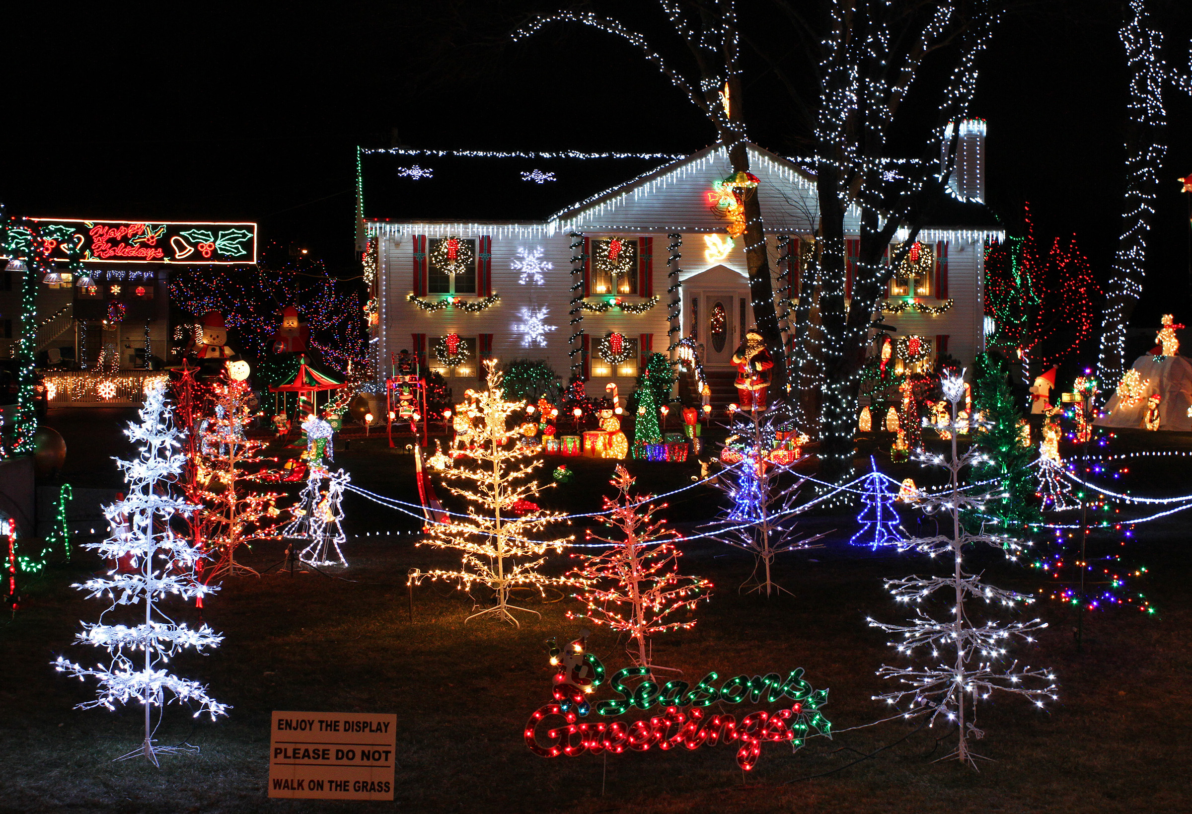 Best Ways to Utilize Your Landscaping For Christmas Decoration